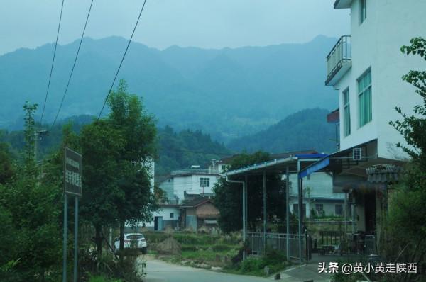 第一次進入米倉山區,為逛一個湖而獨闢蹊徑,下車第一眼就呆住了 第一次進入米倉山區,為逛一個湖而獨闢蹊徑,下車第一眼就呆住了