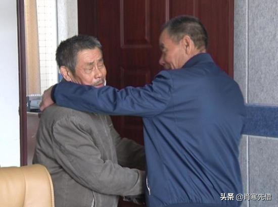 17歲時向發小借32元，40年後還給他320萬，年過花甲倆兄弟住一起