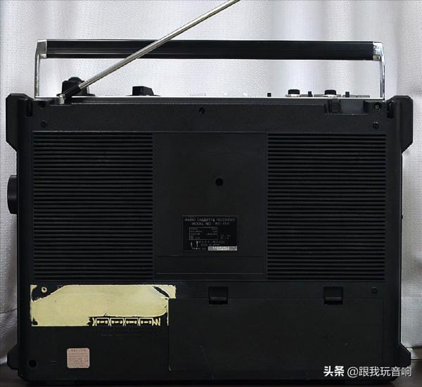 JVC 70年代推出的一款類似於真正的揚聲器,RC-550行動式收錄機 JVC 70年代推出的一款類似於真正的揚聲器,RC-550行動式收錄機