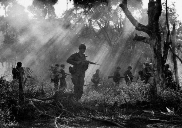 “烈士”來到自己的墓碑前，痛哭不止，感嘆：我從英雄變成了狗熊