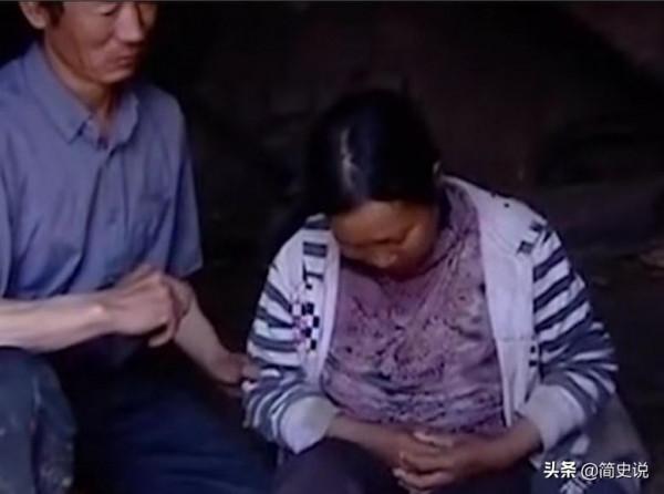 湖南老漢將妻子鎖豬圈11年，曾想賣女兒換錢，卻被稱為模範男人？