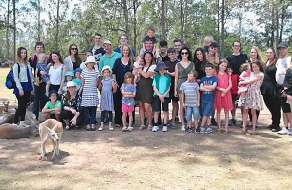 英國夫妻31年生下22個娃，現已有6個孫輩，晚年的快樂無法想象