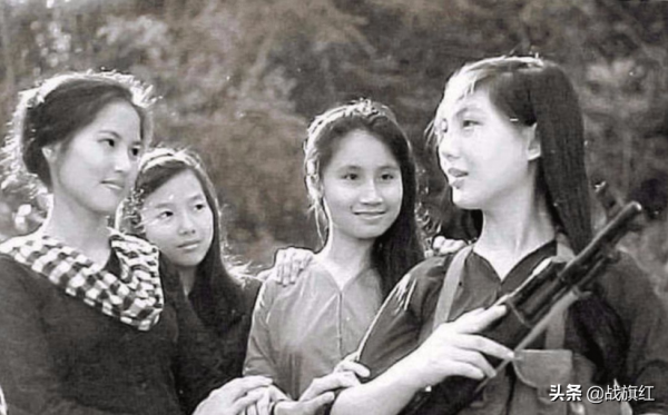 長條山激戰，越南女兵無一投降全部被斃，解放軍人道收屍安葬