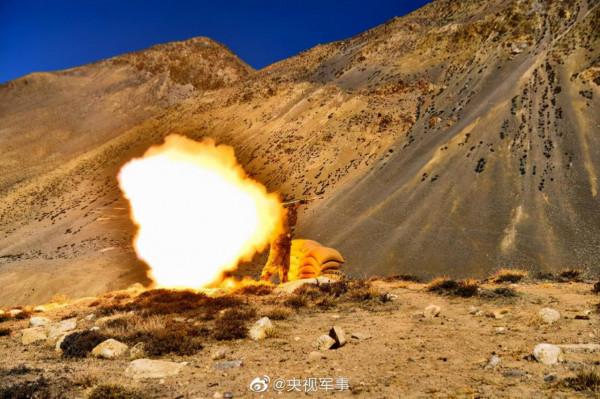 反裝甲火器高原跨晝夜實彈射擊，高畫質大圖看火力全開瞬間