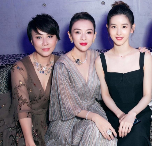 劉強東真會養妻!章澤天穿黑白裝依舊美成焦點,甜美笑容美過巔峰 劉強東真會養妻!章澤天穿黑白裝依舊美成焦點,甜美笑容美過巔峰