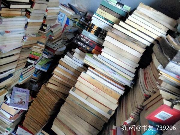 書房中四面都佈滿書架,其實也會產生一種壓迫感 書房中四面都佈滿書架,其實也會產生一種壓迫感