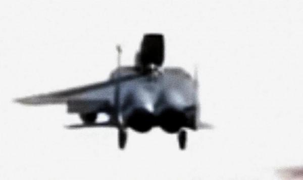 以色列戰鬥機在斷一隻機翼下,安全著路 以色列戰鬥機在斷一隻機翼下,安全著路