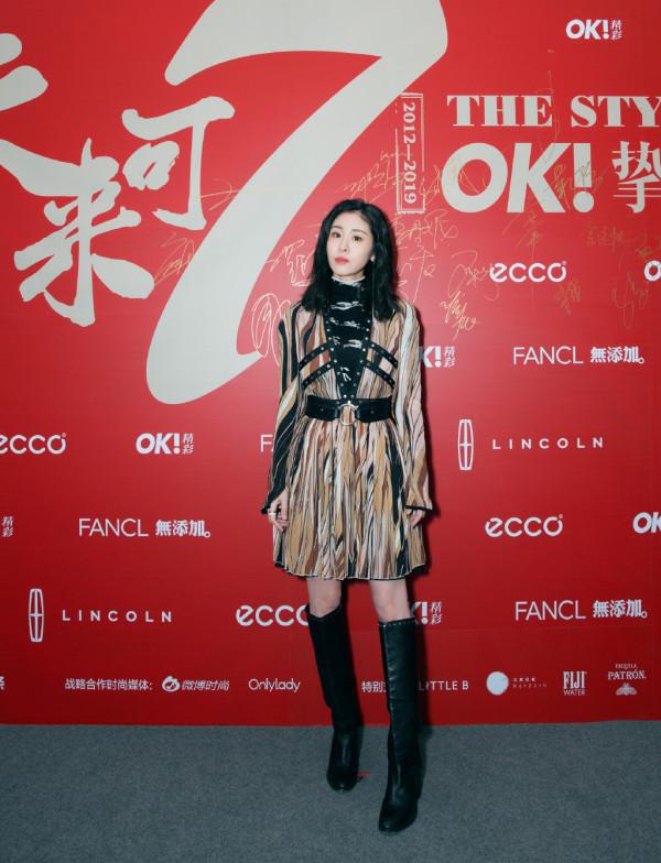 張碧晨變身冷豔女王,穿亮片裙露出半個肩膀,彷彿就是為舞臺而生 張碧晨變身冷豔女王,穿亮片裙露出半個肩膀,彷彿就是為舞臺而生