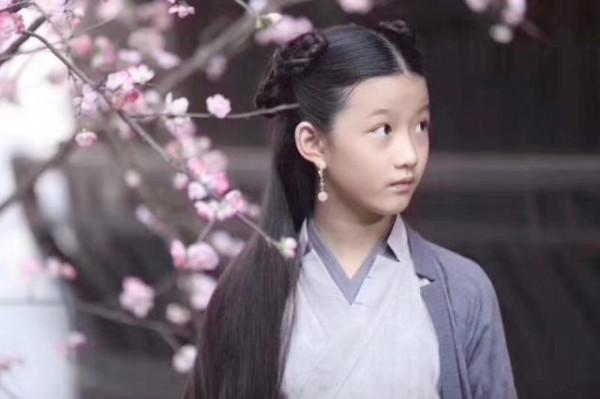 《斛珠夫人》開播，13歲小女主火了，全網都在誇她力壓大女主楊冪