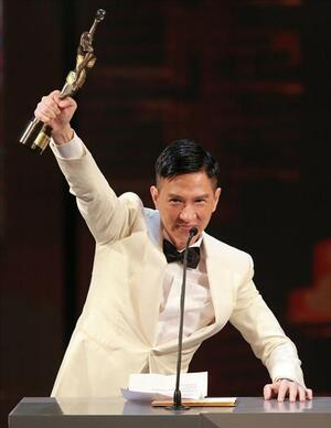 割完單眼皮就好事不斷的6位港星，成龍脫胎換骨，甄子丹迅速起飛