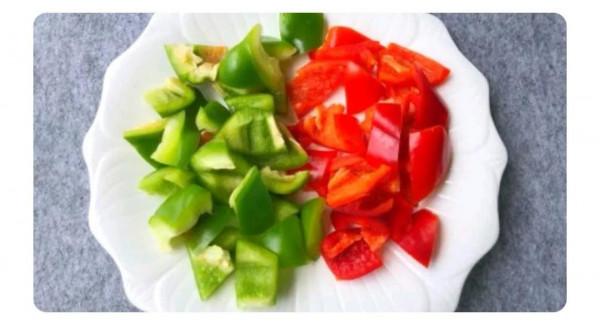 老外在中餐廳經常點的中國菜《菠蘿咕嚕肉》到底是怎麼做的呢？