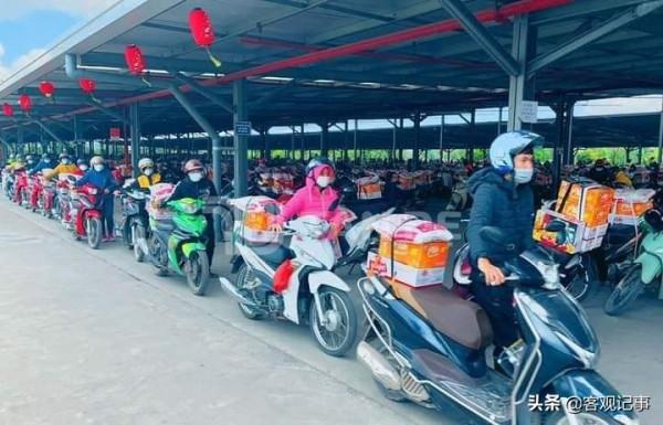 每人都有，越南企業把春節禮包綁在員工幾千輛摩托車上的照片火了