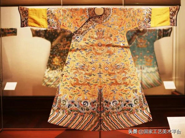 吊打西方的某V某香！工序複雜、材料珍貴，古代的龍袍才是頂級奢侈品！