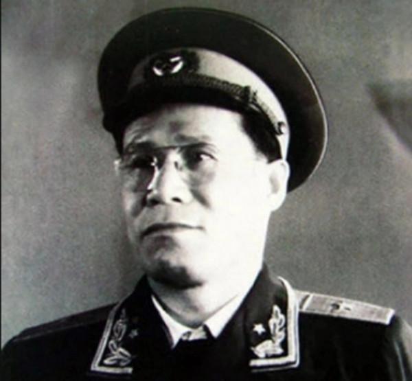 敵人懸賞：抓活的賞5000，死的賞3000，司令得知給了他8名警衛員