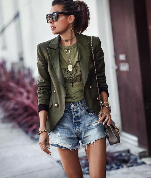 適合時尚女性的西裝外套。熟悉 2021-2022 秋冬流行款式 適合時尚女性的西裝外套。熟悉 2021-2022 秋冬流行款式