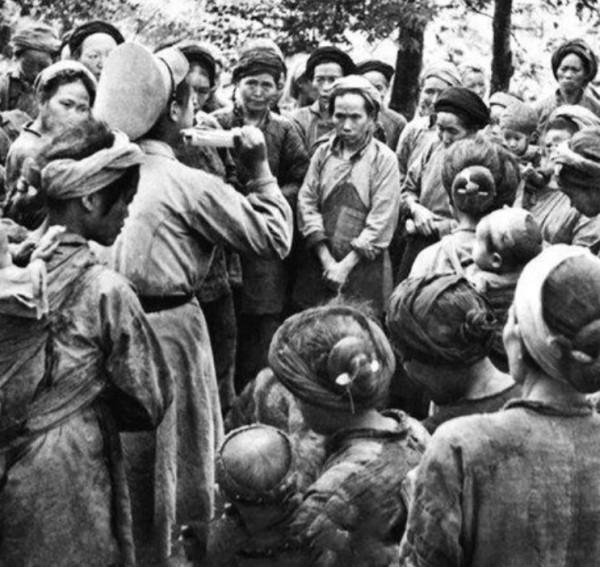 惡貫滿盈的土匪覃小么，偷偷潛回老家躲藏，因被罩太潮溼暴露被殺