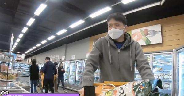 姐姐一句話，韓國小哥在超市義務整理貨架9年，收穫人生最大幸福