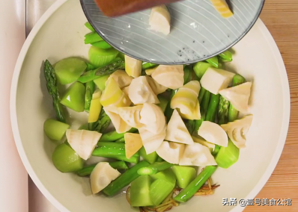 風味獨特的雞汁燴三筍,鮮嫩解饞,營養豐富,吃了一次還想吃 風味獨特的雞汁燴三筍,鮮嫩解饞,營養豐富,吃了一次還想吃