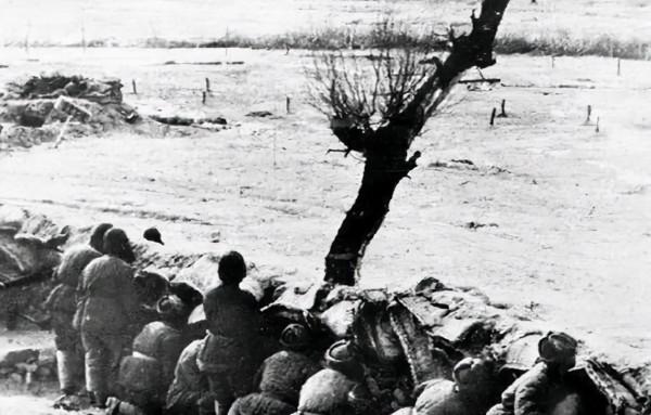 楊靖宇犧牲後腹部被剖開，日本軍官淚灑當場，回國後留下遺言自殺