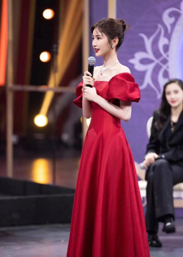 毛曉彤可以是甜美可愛的鄰家妹妹,也可以是主宰舞臺的霸氣女王 毛曉彤可以是甜美可愛的鄰家妹妹,也可以是主宰舞臺的霸氣女王