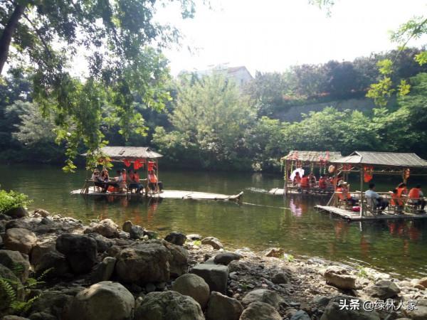 一個姑娘悲慘離世,成千上萬的人前來探究,聆聽那段感人的故事 一個姑娘悲慘離世,成千上萬的人前來探究,聆聽那段感人的故事