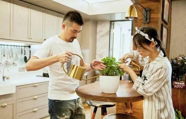 35歲楊子姍外出就餐，孕肚明顯，結婚6年之久終於迎來了好訊息