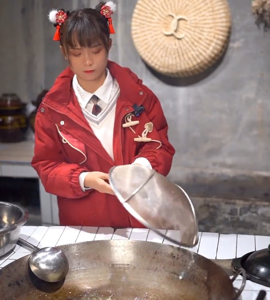 坐擁800W粉絲的嚴素，穿JK裙為父做飯，父親身份不簡單