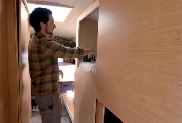 一家四口低價買2001年廢舊大巴，將22㎡空間變成蝸居，生活太幸福