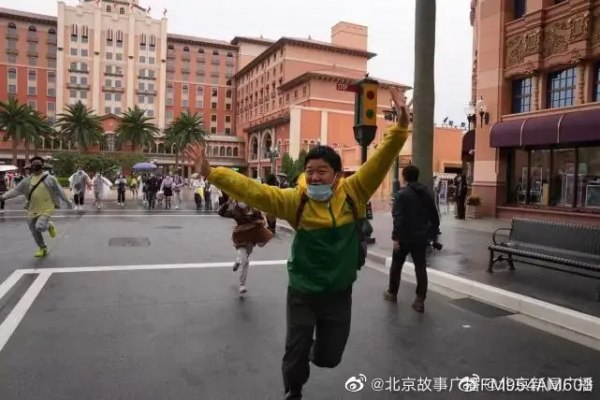 垃圾遍地！開園首日3萬人遊園，雨衣60元，央視：吸金機器