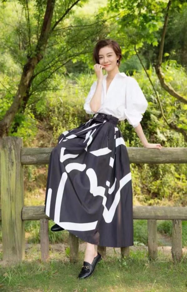 車曉帶媽媽上節目，穿針織裙變小女人，王麗雲梳“貴婦頭”很強勢