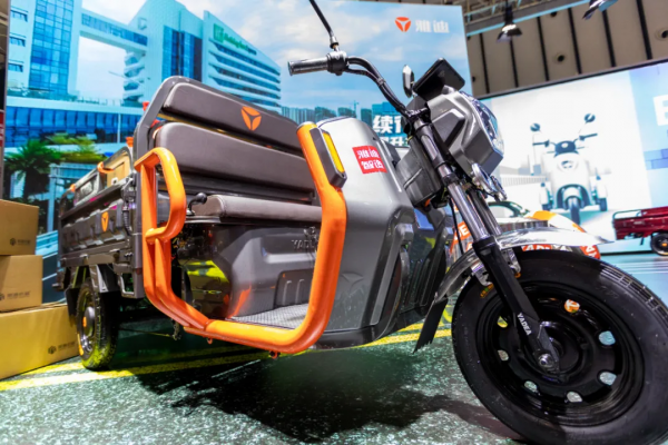 拉貨3000斤以上！雅迪全功能載重三輪車，動力充沛，全國能上牌