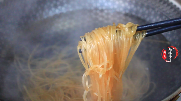 包菜炒粉條直接下鍋是錯的，教你小竅門，粉條不坨，入味又勁道