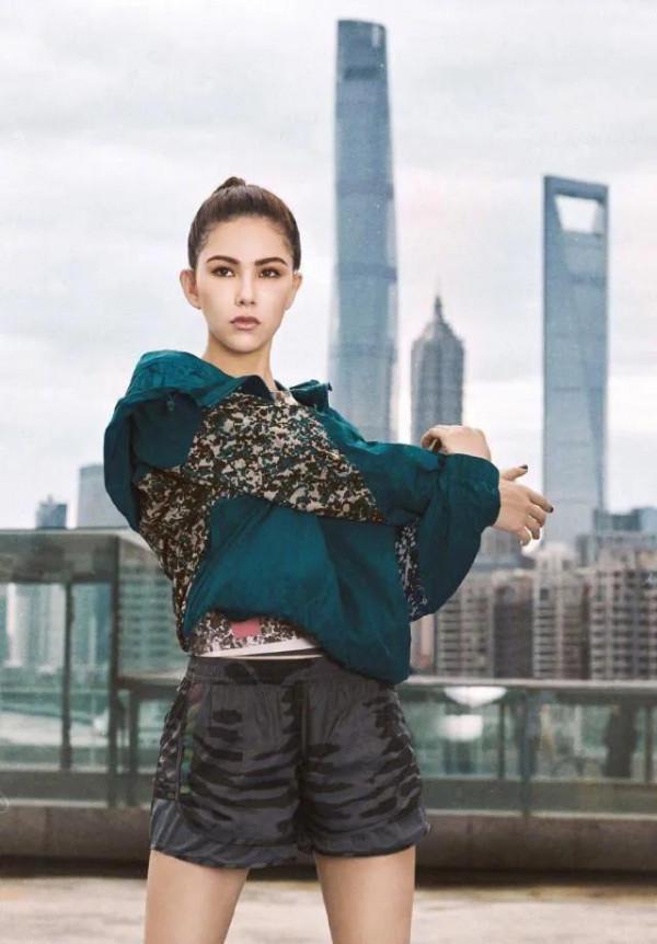 劉詩詩“大爺式”坐姿亮了!穿運動服的女明星有多美 劉詩詩“大爺式”坐姿亮了!穿運動服的女明星有多美