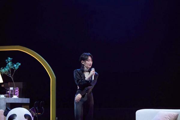 周筆暢亮相綜藝《你好星期六》換三套造型演繹新歌《歡迎光臨》