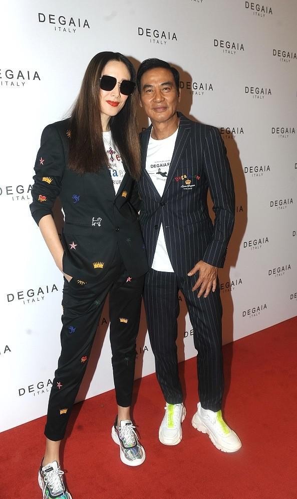 任達華妻子都53歲了，可看著一點沒有老氣感，穿印花西裝仍然瀟灑