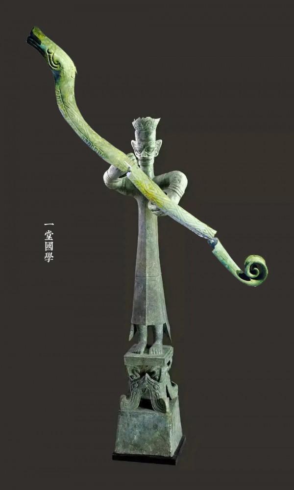 破譯三星堆：青銅大立人拿的是什麼？龍鳳圖騰起源於蛇鳥崇拜？