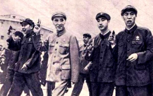 他擔任了18年空軍副司令，41歲授中將，57歲被免職