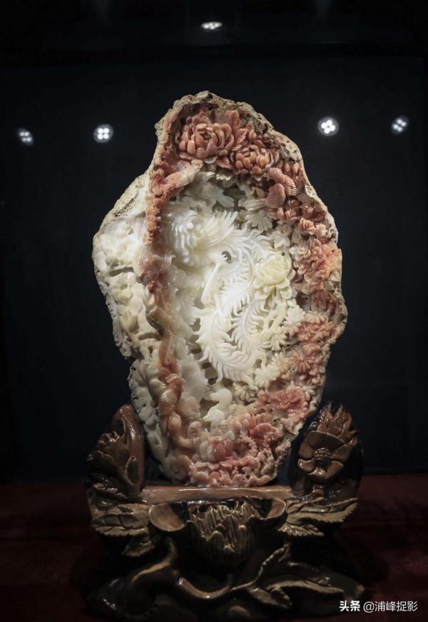 4年耗費5噸鮑魚殼雕出“龍鳳舟”“九龍壁”，萬年硨磲玉化如羊脂