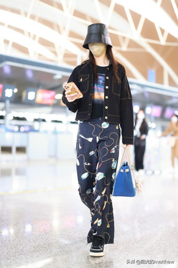 金晨身穿牛仔外套搭配印花闊腿褲長腿吸睛獨自走機場酷颯十足 金晨身穿牛仔外套搭配印花闊腿褲長腿吸睛獨自走機場酷颯十足
