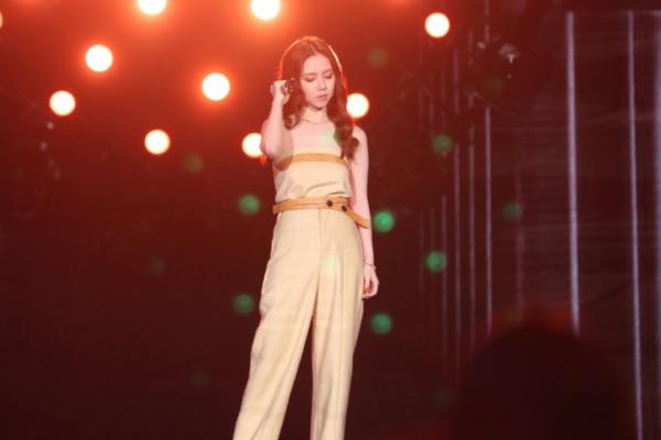 大灣區晚會群星爭奇鬥豔:王菲穿白裙如仙女,趙麗穎素色裙顯身材 大灣區晚會群星爭奇鬥豔:王菲穿白裙如仙女,趙麗穎素色裙顯身材