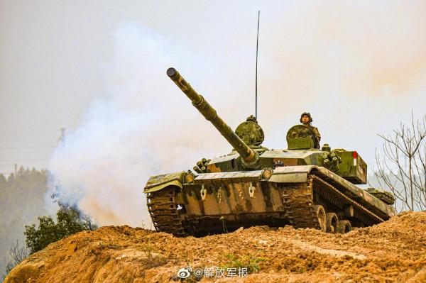 大片！坦克霸氣進擊