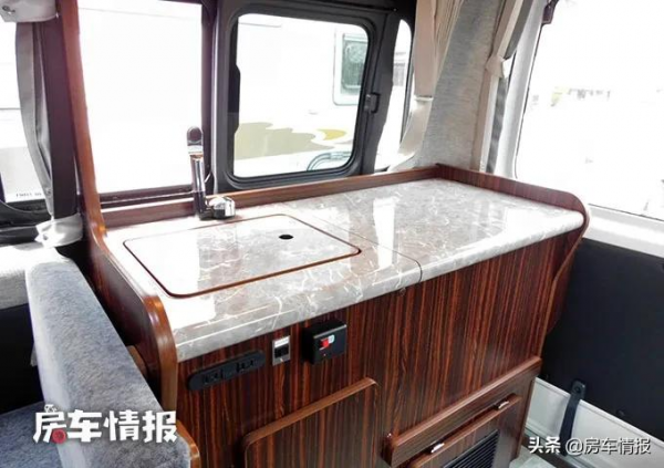 新款豐田房車，麵包車外觀不到5米長省油好開，3口人旅行也能住下