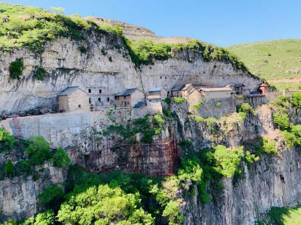 深藏於大山之中，懸崖之上的千年古寺，翻山越嶺只為它來