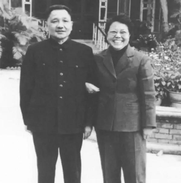 1950年，鄧小平首次見到大他5歲的繼母，激動地說：我們給你養老