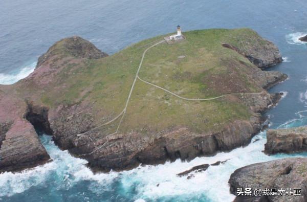 三人在孤島守塔時失蹤，桌上留下三篇燈塔日誌，他們經歷了什麼？