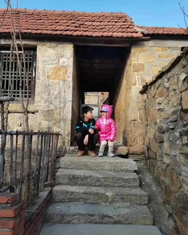 億萬富豪闊太憶苦思甜！王楠回農村用鐵鍋燉魚，有錢人生活挺平凡