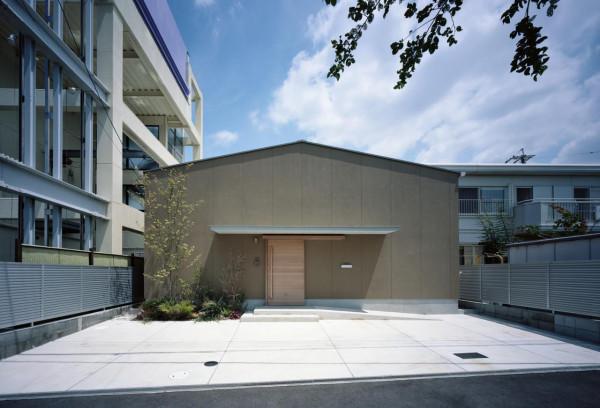 104㎡的住宅：為了能夠有一個安靜的家居空間，對外幾乎完全封閉