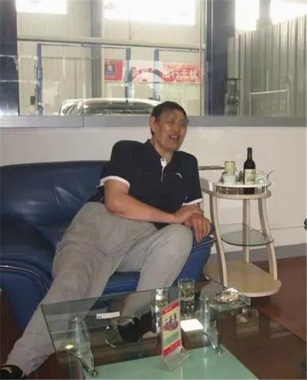 亞洲第一中鋒穆鐵柱墓地，墓誌銘述其一生，大郅鄭海霞淚別