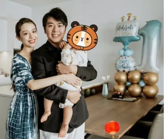 吉娜為兒子慶生好低調！穿v領裙母性光輝擋不住，郎朗抱娃好專業