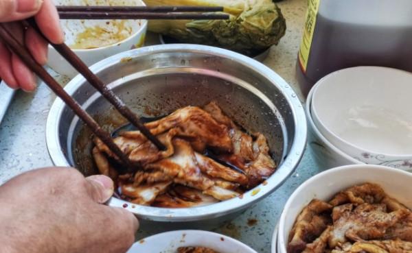 7小時燉6碗！北方大姐過年在家做梅乾菜扣肉，和你那做法一樣不？